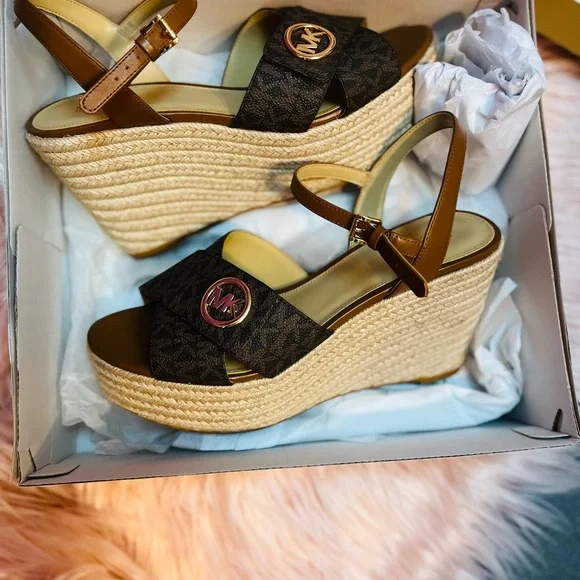 COPY - COPY - ♥️ MICHAEL KORS: “Hannah Signature Logo Wedge Sandals”♥️ - Picture 4 of 6